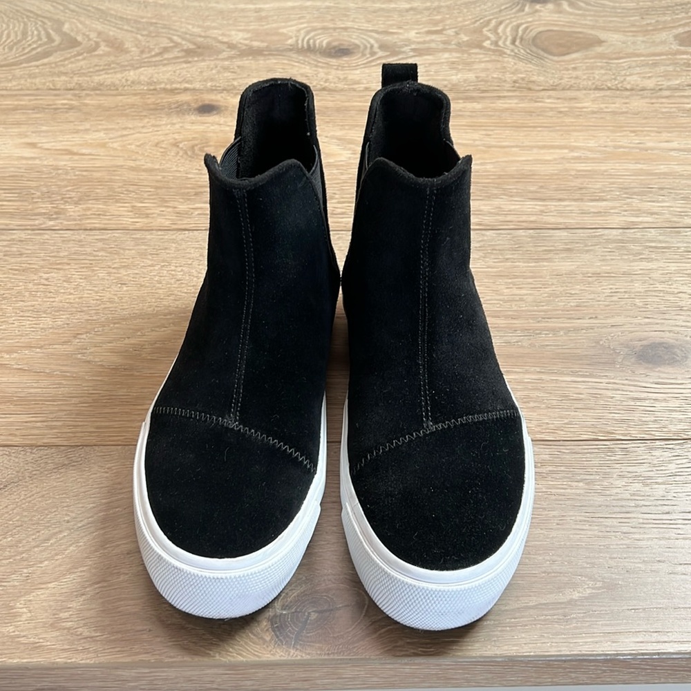 Tom's Suede High top in Black (6.5)